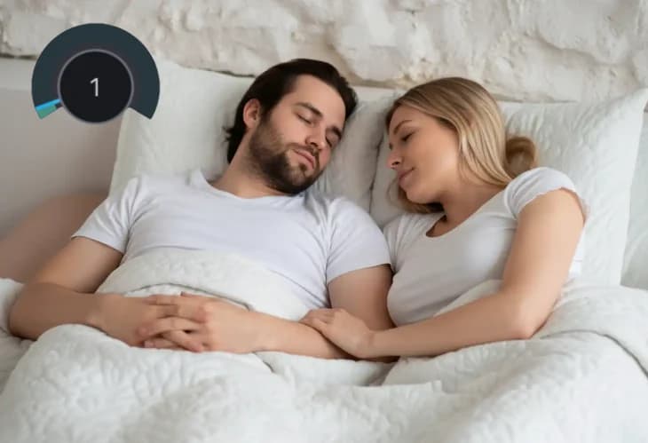 Nachher: Ruhige Nächte - Paar im Bett entspannt und ausgeruht