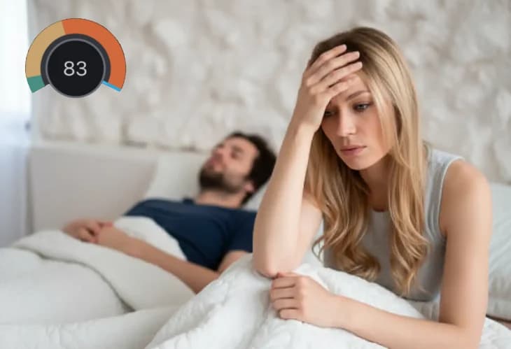 Vorher: Unruhige Nächte - Paar im Bett gestresst und müde